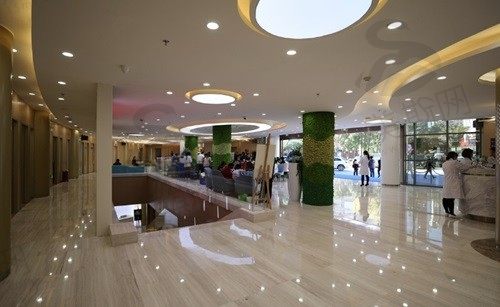 云南铜雀台美容医院门口