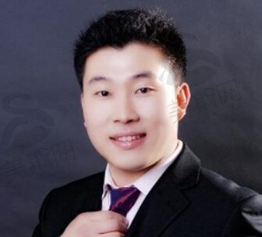 王阔远医生在哪里出诊？王阔远在北京奥尔贝德医疗美容出诊，擅长眼部修复与面部减容