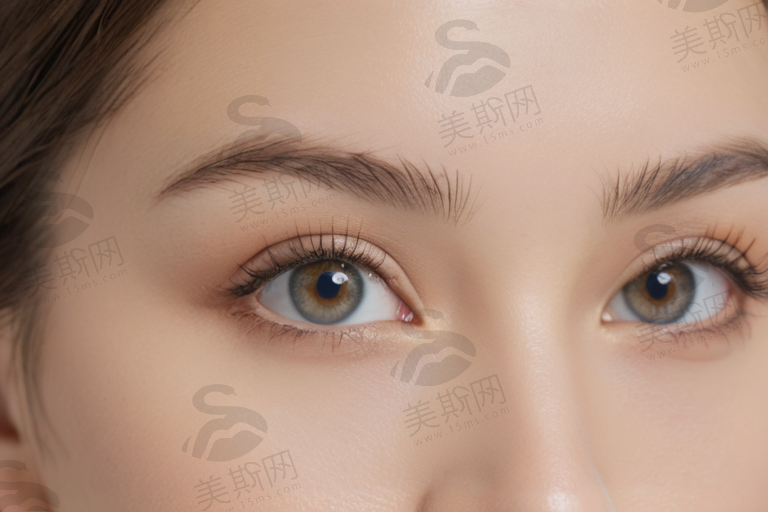 频繁眨眼睛的原因是什么？这是否意味着潜在的健康问题？