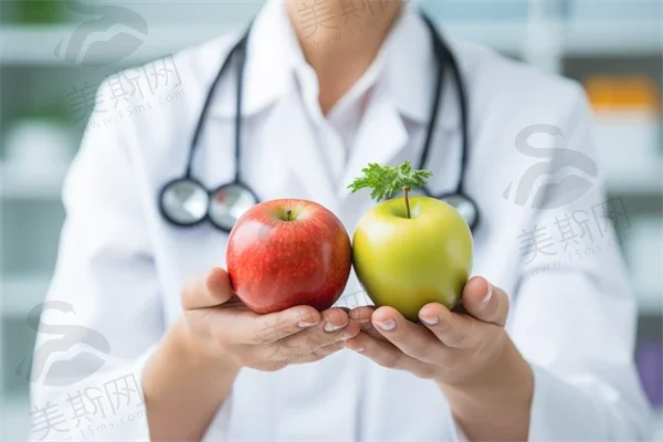 激光手术治疗近视眼半飞秒价格：1万 - 2.5万元的中端之选