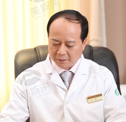 何斌