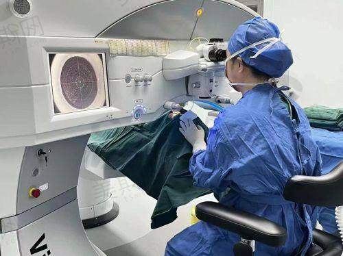 二、重庆南坪爱尔眼科医院蹇骞smile全飞秒17600元起 主刀医生团队介绍